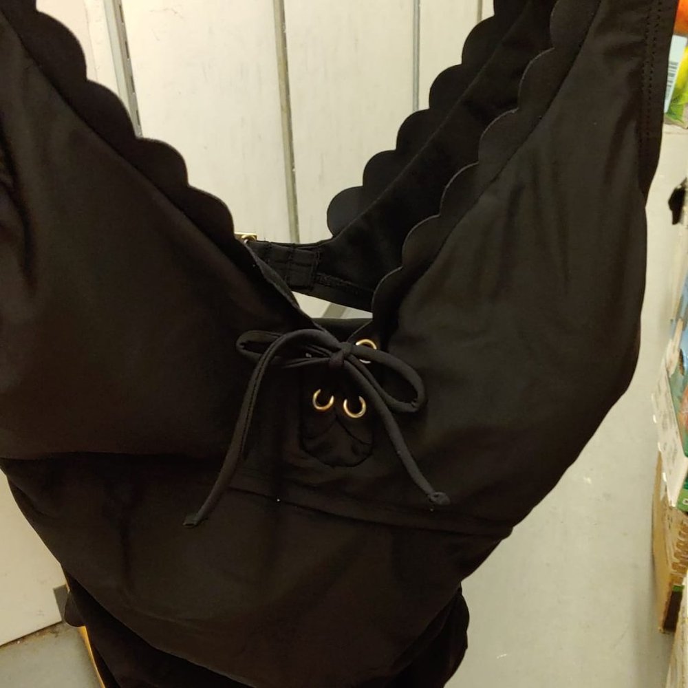 Women's Grommet Scallop Classic One Piece Swimsuit - Picture 8 of 9